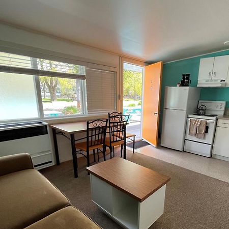 Holiday Beach Resort Motel Okanagan Falls Экстерьер фото