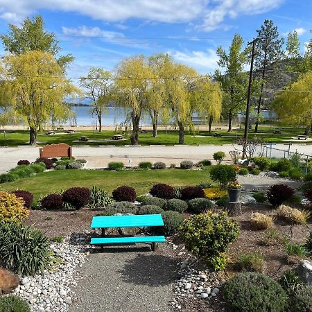 Holiday Beach Resort Motel Okanagan Falls Экстерьер фото