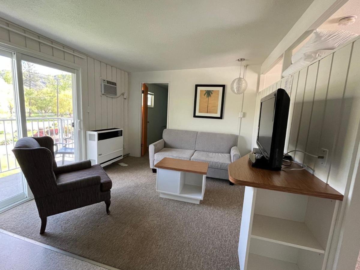 Holiday Beach Resort Motel Okanagan Falls Экстерьер фото
