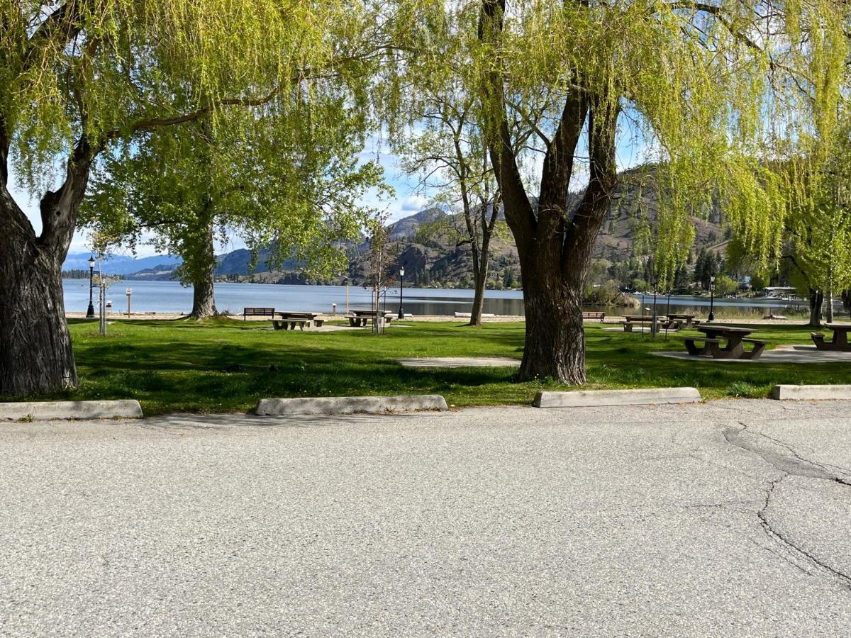 Holiday Beach Resort Motel Okanagan Falls Экстерьер фото
