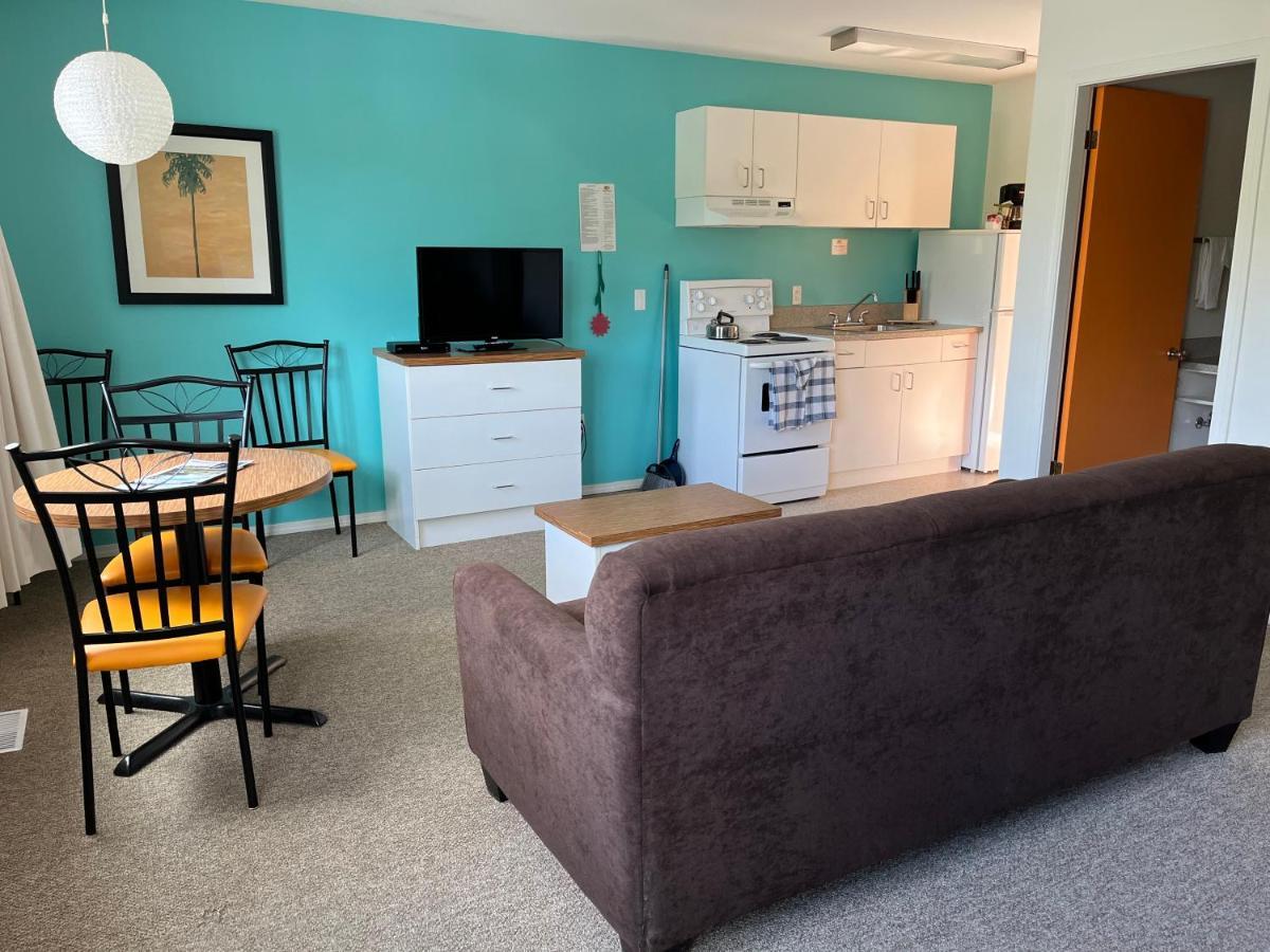 Holiday Beach Resort Motel Okanagan Falls Экстерьер фото