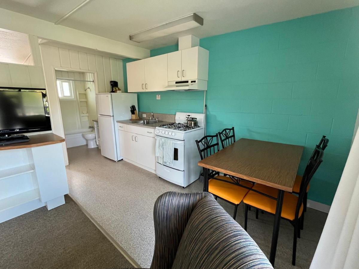 Holiday Beach Resort Motel Okanagan Falls Экстерьер фото