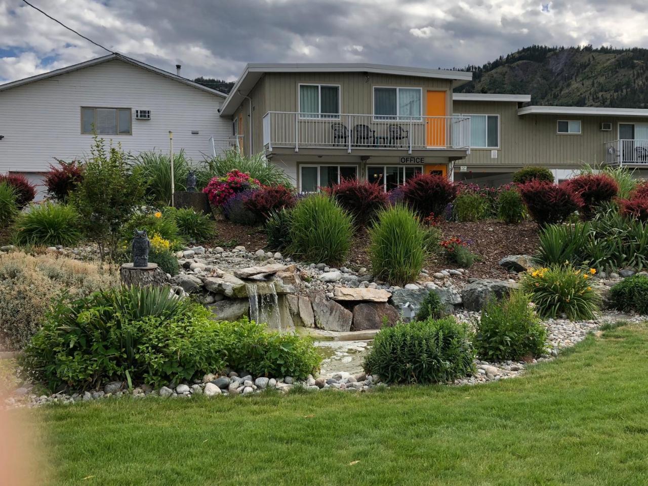 Holiday Beach Resort Motel Okanagan Falls Экстерьер фото