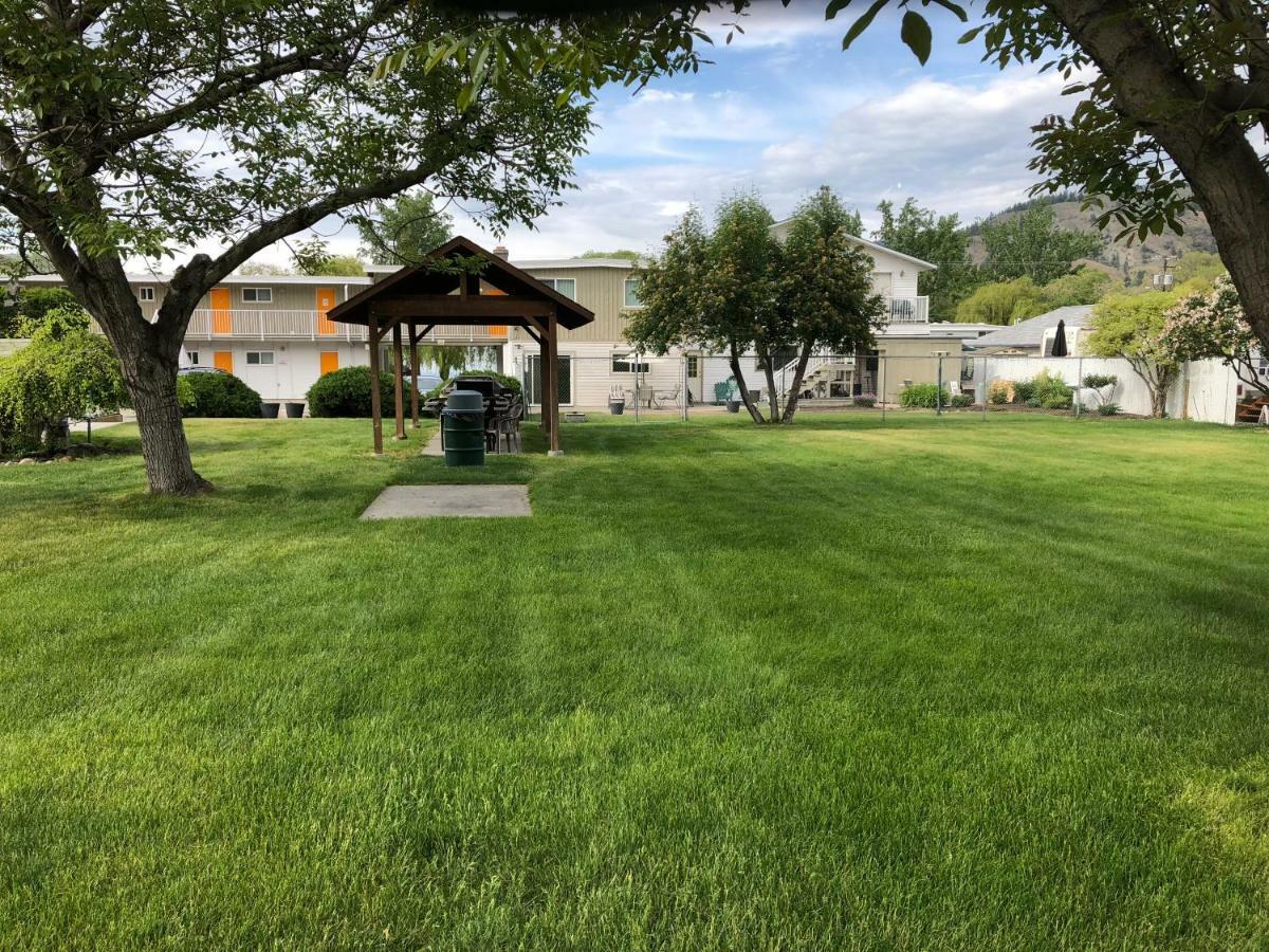 Holiday Beach Resort Motel Okanagan Falls Экстерьер фото