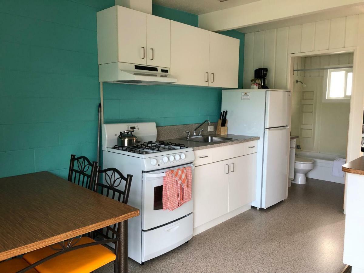 Holiday Beach Resort Motel Okanagan Falls Экстерьер фото