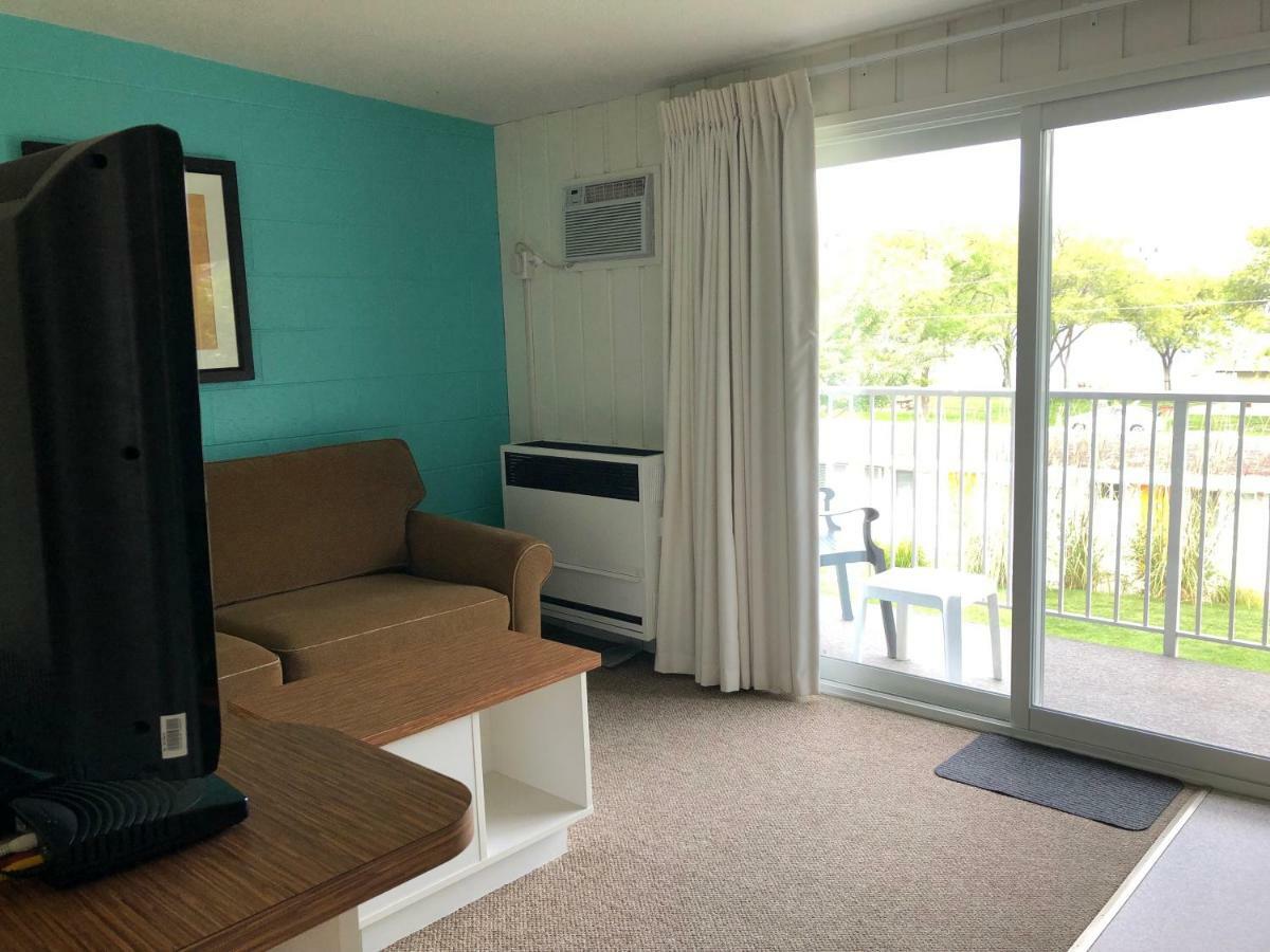 Holiday Beach Resort Motel Okanagan Falls Экстерьер фото