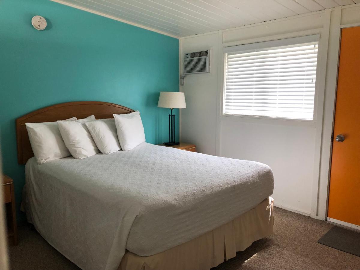 Holiday Beach Resort Motel Okanagan Falls Экстерьер фото