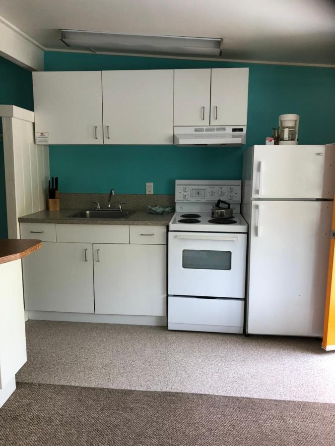 Holiday Beach Resort Motel Okanagan Falls Экстерьер фото