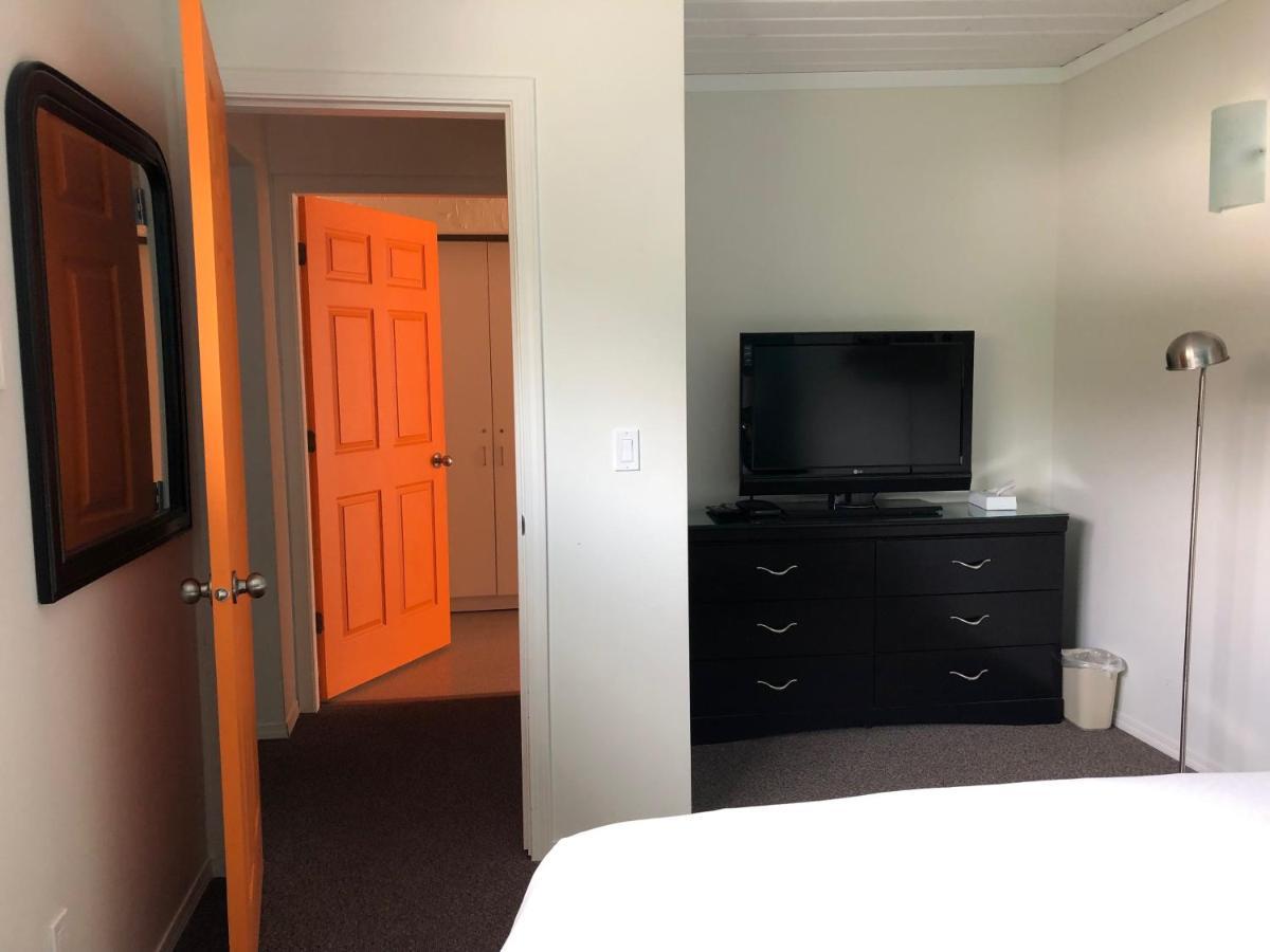 Holiday Beach Resort Motel Okanagan Falls Экстерьер фото