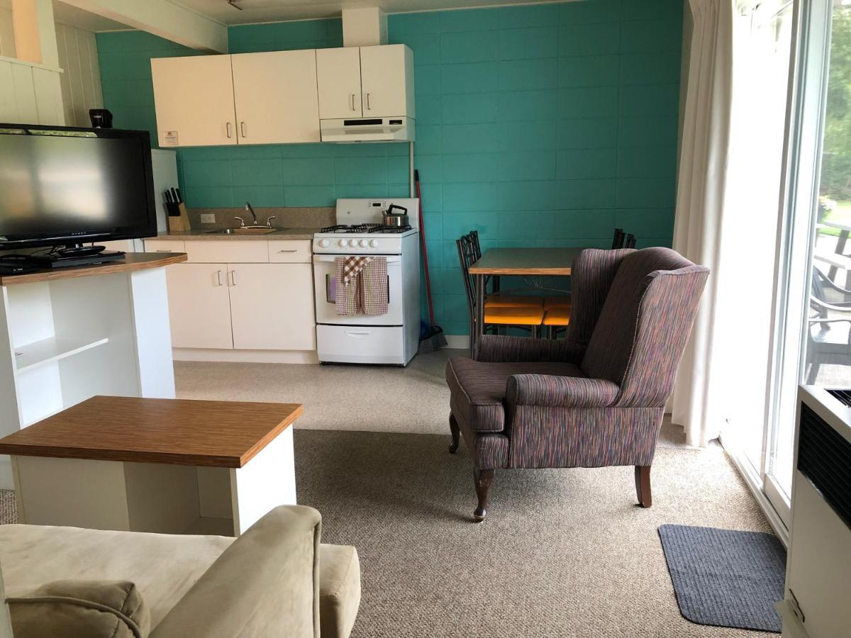 Holiday Beach Resort Motel Okanagan Falls Экстерьер фото