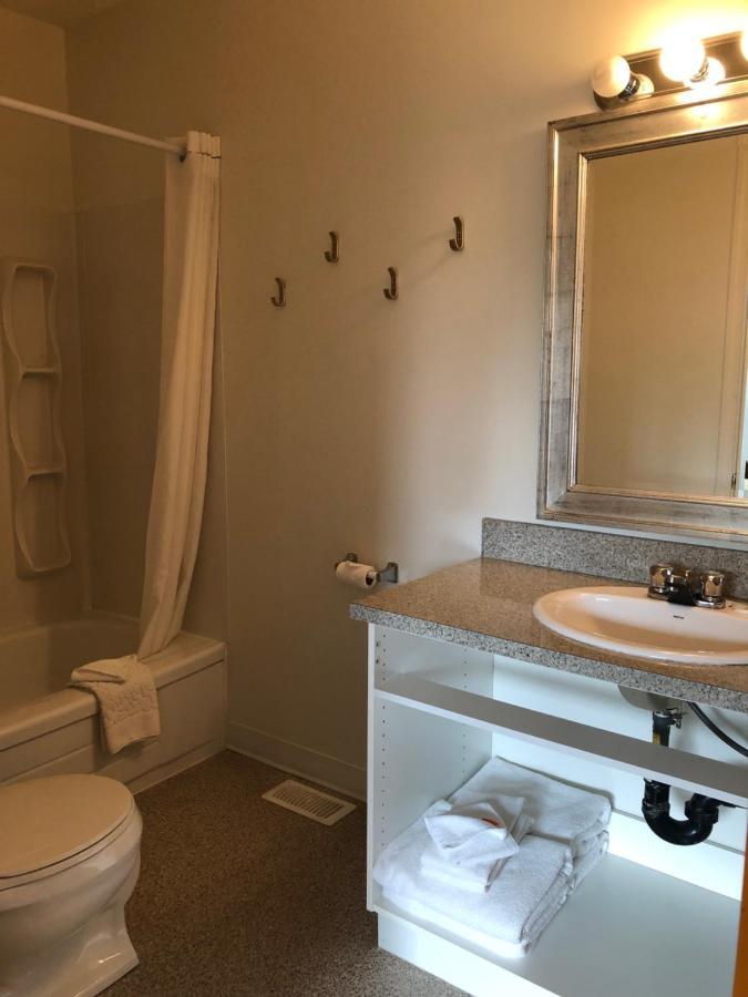 Holiday Beach Resort Motel Okanagan Falls Экстерьер фото