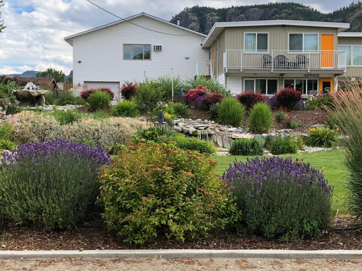 Holiday Beach Resort Motel Okanagan Falls Экстерьер фото
