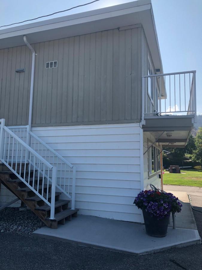 Holiday Beach Resort Motel Okanagan Falls Экстерьер фото