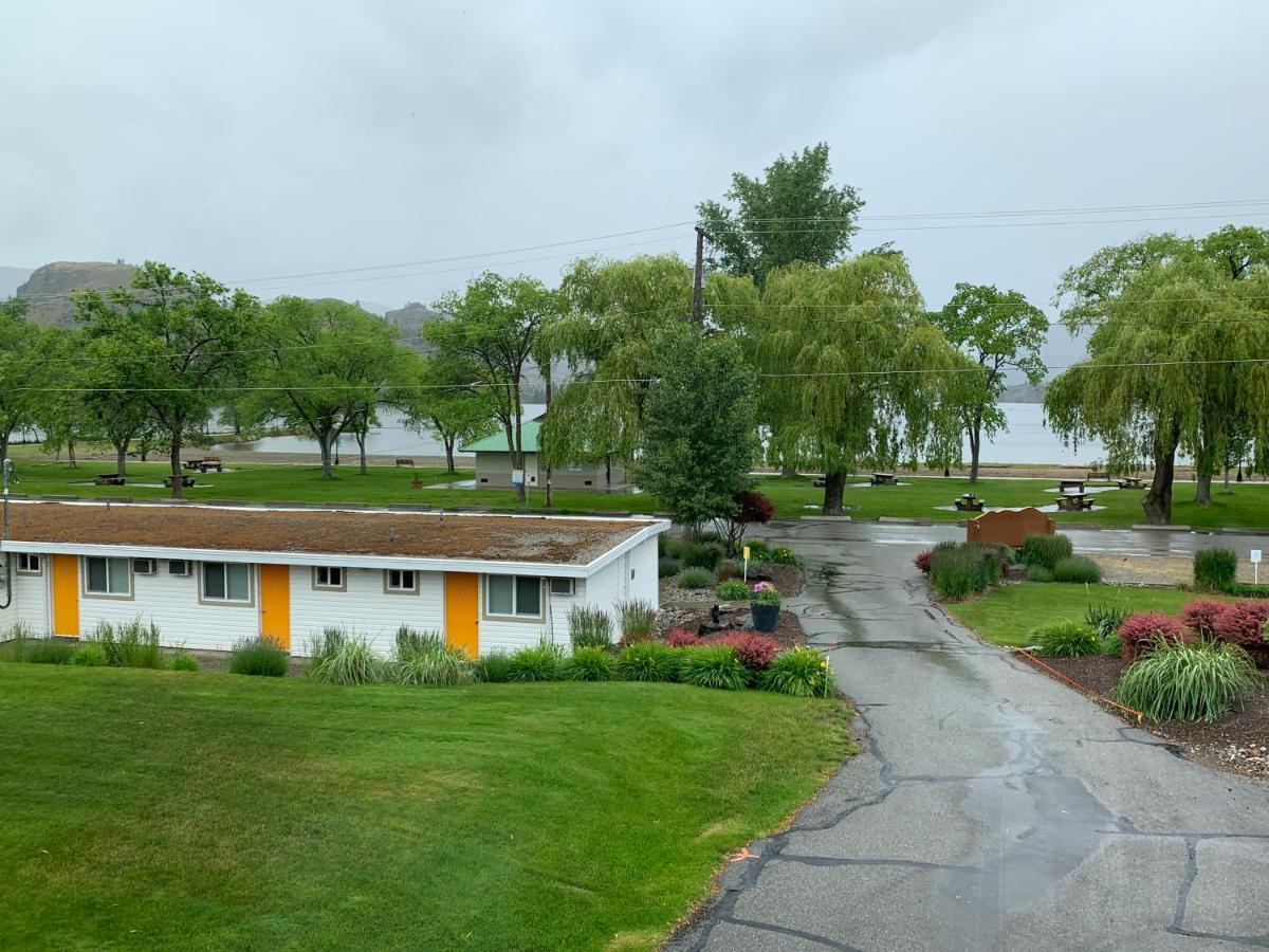 Holiday Beach Resort Motel Okanagan Falls Экстерьер фото